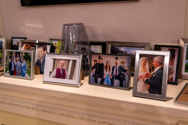 September 16, 2026, ARD telenovela *Storm of Love*, photo shoot for Season 23 on the film set in Munich, at Bavaria Film in Geiselgasteig, in the studio set of the fictional Hotel Fürstenhof; photos of the cast on the mantelpiece, September 16, 2026, ARD series *Sturm der Liebe* September 16, 2026, ARD series *Sturm der Liebe*
