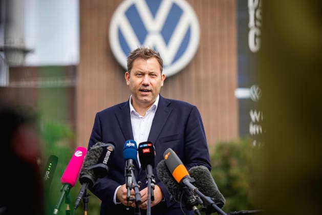 Lars Klingbeil, Federal Minister of Finance, photographed during a press conference in front of the Volkswagen headquarters in Wolfsburg on September 17, 2026. Photographed on behalf of the Federal Ministry of Finance, Wolfsburg, Germany Copyright: xJulianexSonntag BMFx