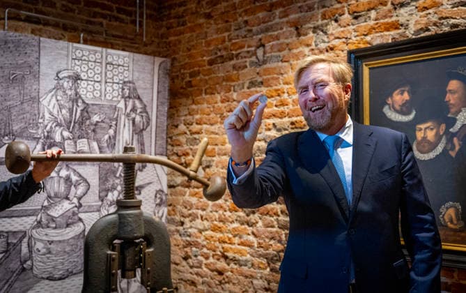 17-09-2026 King Willem-Alexander during the opening of the restored Huis Bergh Castle by striking a coin using a historic screw press and visited the Throne Room and the Duccio Room in ™s-Heerenberg. Maria of Nassau, sister of William of Orange (Oranje), lived at Huis Bergh. Â  Copyright: xPPEx