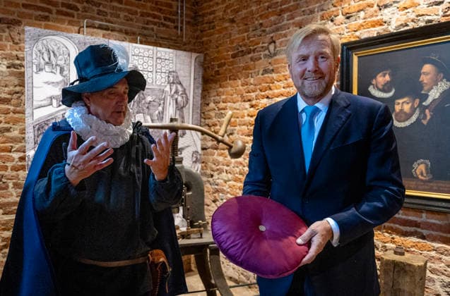 17-09-2026 King Willem-Alexander during the opening of the restored Huis Bergh Castle by striking a coin using a historic screw press and visited the Throne Room and the Duccio Room in ™s-Heerenberg. Maria of Nassau, sister of William of Orange (Oranje), lived at Huis Bergh. Â  Copyright: xPPEx