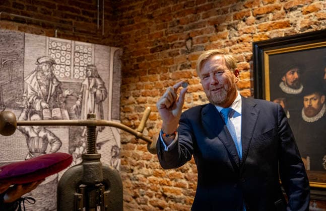 17-09-2026 King Willem-Alexander during the opening of the restored Huis Bergh Castle by striking a coin using a historic screw press and visited the Throne Room and the Duccio Room in ™s-Heerenberg. Maria of Nassau, sister of William of Orange (Oranje), lived at Huis Bergh. Â  Copyright: xPPEx
