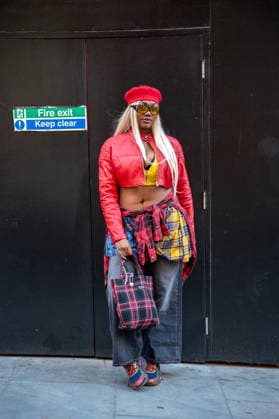 London Fashion Week in London - 17 Sep 2026 An attendee arrives wearing a red hat and matching red leather jacket at the Francesca Lake Womenswear and Menswear presentation, held at NEWGEN, 180 Strand, London, as part of London Fashion Week 2026. Models and members of the fashion industry arrive at NEWGEN, 180 Strand, London, for the Francesca Lake Womenswear and Menswear presentation during the London Fashion Week 2026. The presentation showcases the latest collections by British designer Francesca Lake as part of the official London Fashion Week schedule, bringing together models, fashion professionals, media and industry guests at the central London venue. London United Kingdom Copyright: xJamesxWilloughbyx xSOPAxImagesx JWILLOUGHBY_3414