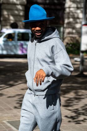 London Fashion Week in London - 17 Sep 2026 An attendee arrives wearing a grey tracksuit and blue hat at the Francesca Lake Womenswear and Menswear presentation, held at NEWGEN, 180 Strand, London, as part of London Fashion Week 2026. Models and members of the fashion industry arrive at NEWGEN, 180 Strand, London, for the Francesca Lake Womenswear and Menswear presentation during the London Fashion Week 2026. The presentation showcases the latest collections by British designer Francesca Lake as part of the official London Fashion Week schedule, bringing together models, fashion professionals, media and industry guests at the central London venue. London United Kingdom Copyright: xJamesxWilloughbyx xSOPAxImagesx JWILLOUGHBY_3425