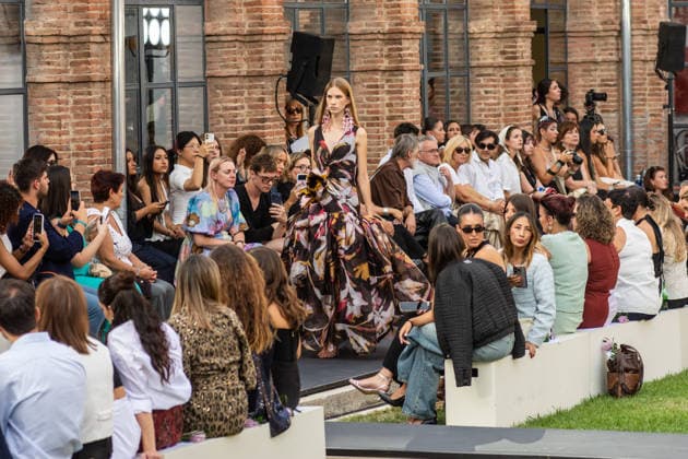 IPA88646472 - MADRID, SPAIN. SEPTEMBER 17, 2026. A model walks the runway showcasing a design by Isabel Sanchis and Paula Maiques during Mercedes-Benz Fashion Week Madrid 2026 (MBFWMadrid) at the Universidad de Nebrija Campus.  Copyright: xFrancescoxMilitelloxMirtox xx IPA88646472