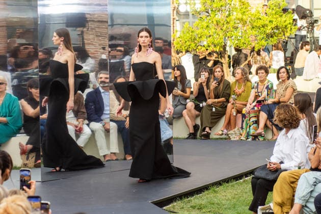 IPA88646476 - MADRID, SPAIN. SEPTEMBER 17, 2026. A model walks the runway showcasing a design by Isabel Sanchis and Paula Maiques during Mercedes-Benz Fashion Week Madrid 2026 (MBFWMadrid) at the Universidad de Nebrija Campus.  Copyright: xFrancescoxMilitelloxMirtox xx IPA88646476