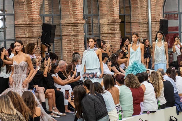 IPA88646486 - MADRID, SPAIN. SEPTEMBER 17, 2026. A model walks the runway showcasing a design by Isabel Sanchis and Paula Maiques during Mercedes-Benz Fashion Week Madrid 2026 (MBFWMadrid) at the Universidad de Nebrija Campus.  Copyright: xFrancescoxMilitelloxMirtox xx IPA88646486
