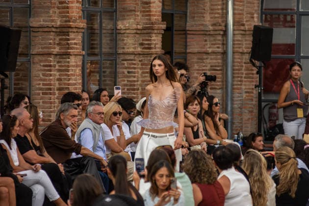 IPA88646461 - MADRID, SPAIN. SEPTEMBER 17, 2026. A model walks the runway showcasing a design by Isabel Sanchis and Paula Maiques during Mercedes-Benz Fashion Week Madrid 2026 (MBFWMadrid) at the Universidad de Nebrija Campus.  Copyright: xFrancescoxMilitelloxMirtox xx IPA88646461