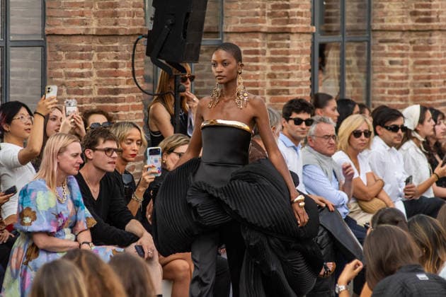 IPA88646482 - MADRID, SPAIN. SEPTEMBER 17, 2026. A model walks the runway showcasing a design by Isabel Sanchis and Paula Maiques during Mercedes-Benz Fashion Week Madrid 2026 (MBFWMadrid) at the Universidad de Nebrija Campus.  Copyright: xFrancescoxMilitelloxMirtox xx IPA88646482