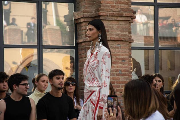 IPA88646441 - MADRID, SPAIN. SEPTEMBER 17, 2026. A model walks the runway showcasing a design by Isabel Sanchis and Paula Maiques during Mercedes-Benz Fashion Week Madrid 2026 (MBFWMadrid) at the Universidad de Nebrija Campus.  Copyright: xFrancescoxMilitelloxMirtox xx IPA88646441
