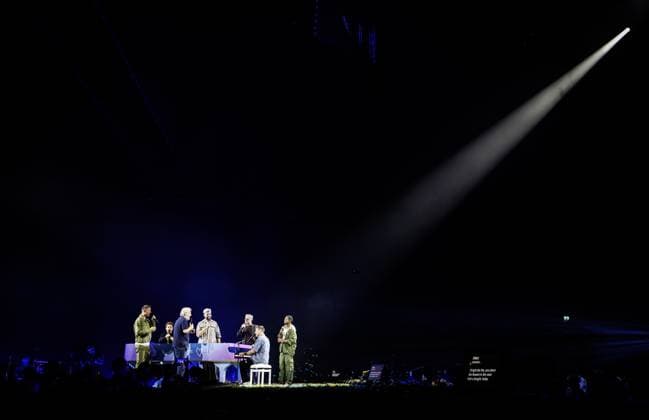 AMSTERDAM - Nick Schilder, VanVelzen, Thomas Acda, Simon Keizer, Guus Meeuwis, Paul de Munnik and Typhoon during The Streamers performance at the Ziggo Dome on the occasion of their 5th anniversary. RAMON VAN FLYMEN ANP netherlands out - belgium out  Copyright: xx x569023601x originalFilename: 569023601.jpg