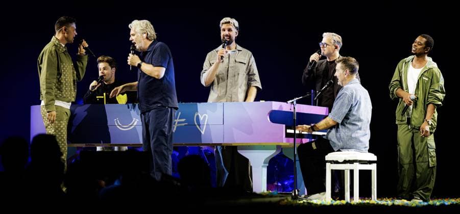 AMSTERDAM - Nick Schilder, VanVelzen, Thomas Acda, Simon Keizer, Guus Meeuwis, Paul de Munnik and Typhoon during The Streamers performance at the Ziggo Dome on the occasion of their 5th anniversary. RAMON VAN FLYMEN ANP netherlands out - belgium out  Copyright: xx x569023607x originalFilename: 569023607.jpg