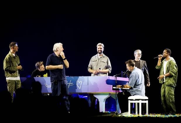 AMSTERDAM - Nick Schilder, VanVelzen, Thomas Acda, Simon Keizer, Guus Meeuwis, Paul de Munnik and Typhoon during The Streamers performance at the Ziggo Dome on the occasion of their 5th anniversary. RAMON VAN FLYMEN ANP netherlands out - belgium out  Copyright: xx x569023615x originalFilename: 569023615.jpg