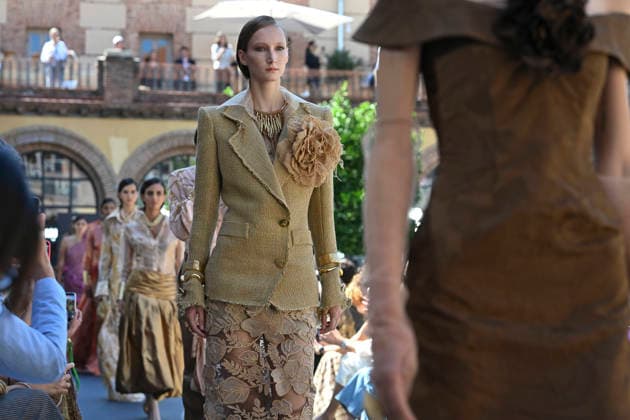 September 17, 2026, Madrid, Spain: A model parades with Malone design during the Mercedes Benz Fashion Week Madrid at Cibeles Palace in Madrid. Madrid Spain  - ZUMAs197 20260917_aaa_s197_197 Copyright: xAtilanoxGarciax