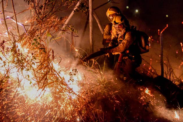 Wildfire puts Cali community in Altos de Menga neighborhood at risk CALI, COLOMBIA - SEPTEMBER 17: Firefighters and local residents work together to battle a fast-moving wildfire threatening homes in the Altos de Menga neighborhood in northern Cali, Colombia on September 17, 2026. Fueled by prolonged dry conditions, lack of rainfall, and strong winds, the blaze tore through hillside vegetation, impacting at least five homes and sending large plumes of smoke across the city as emergency crews navigated difficult mountainous terrain to contain the spread. Edwin Rodriguez Pipicano Anadolu Cali Colombia. Editorial use only. Please get in touch for any other usage.  Copyright: x2026xAnadoluxEdwinxRodriguezxPipicanox