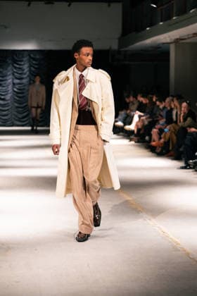 LFW - Mithridate Runway A model walks the runway at the Mithridate show during London Fashion Week September 2026 at The Banking Hall in London, England on September 17, 2026. Photo by LounisPhotography ABACAPRESS.COM London United Kingdom  Copyright: xLounisPhotography ABACAx
