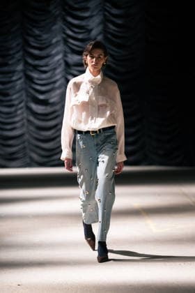 LFW - Mithridate Runway A model walks the runway at the Mithridate show during London Fashion Week September 2026 at The Banking Hall in London, England on September 17, 2026. Photo by LounisPhotography ABACAPRESS.COM London United Kingdom  Copyright: xLounisPhotography ABACAx
