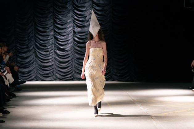 LFW - Mithridate Runway A model walks the runway at the Mithridate show during London Fashion Week September 2026 at The Banking Hall in London, England on September 17, 2026. Photo by LounisPhotography ABACAPRESS.COM London United Kingdom  Copyright: xLounisPhotography ABACAx