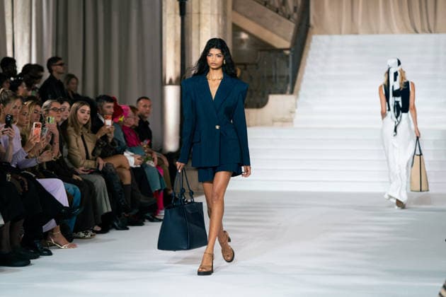 LFW - Paul Costelloe Runway A model walks the runway at the Paul Costelloe show during London Fashion Week September 2026 at The Banking Hall in London, England on September 17, 2026. Photo by LounisPhotography ABACAPRESS.COM London United Kingdom  Copyright: xLounisPhotography ABACAx