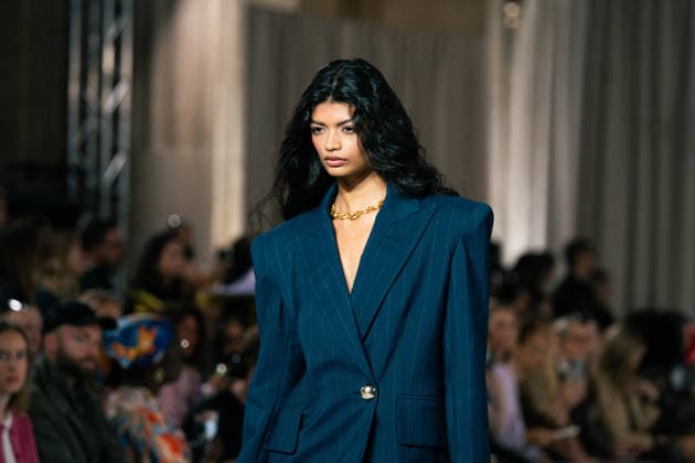 LFW - Paul Costelloe Runway A model walks the runway at the Paul Costelloe show during London Fashion Week September 2026 at The Banking Hall in London, England on September 17, 2026. Photo by LounisPhotography ABACAPRESS.COM London United Kingdom  Copyright: xLounisPhotography ABACAx