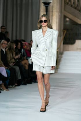 LFW - Paul Costelloe Runway A model walks the runway at the Paul Costelloe show during London Fashion Week September 2026 at The Banking Hall in London, England on September 17, 2026. Photo by LounisPhotography ABACAPRESS.COM London United Kingdom  Copyright: xLounisPhotography ABACAx