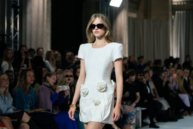 LFW - Paul Costelloe Runway A model walks the runway at the Paul Costelloe show during London Fashion Week September 2026 at The Banking Hall in London, England on September 17, 2026. Photo by LounisPhotography ABACAPRESS.COM London United Kingdom  Copyright: xLounisPhotography ABACAx