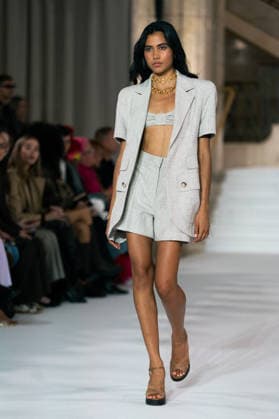 LFW - Paul Costelloe Runway A model walks the runway at the Paul Costelloe show during London Fashion Week September 2026 at The Banking Hall in London, England on September 17, 2026. Photo by LounisPhotography ABACAPRESS.COM London United Kingdom  Copyright: xLounisPhotography ABACAx