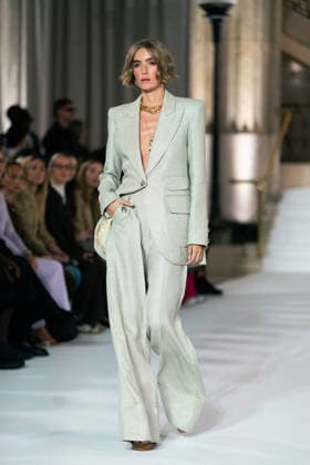 LFW - Paul Costelloe Runway A model walks the runway at the Paul Costelloe show during London Fashion Week September 2026 at The Banking Hall in London, England on September 17, 2026. Photo by LounisPhotography ABACAPRESS.COM London United Kingdom  Copyright: xLounisPhotography ABACAx