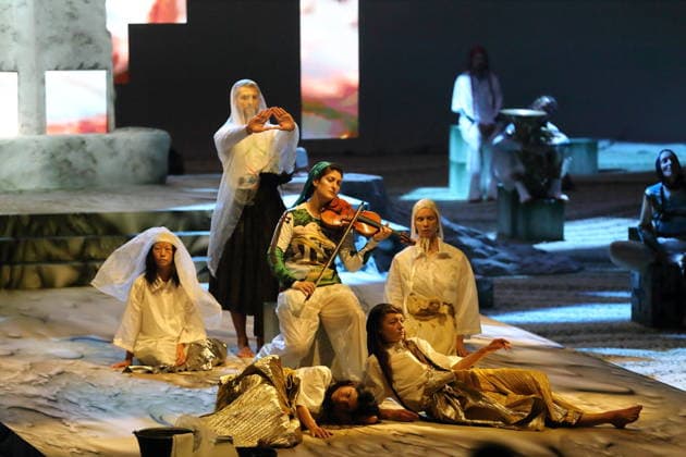Michelle Ross, violin, and the ensemble during the photo rehearsal for *Wednesday of Light* at the Deutsche Oper in Berlin, September 17, 2026 Opera by Karlheinz Stockhausen Musical Director: Maxime Pascal Director: Susanne Kennedy Set Design: Markus Selg Costume Design: Andra Dumitrascu Premiere: September 19, 2026 Deutsche Oper Berlin *Wednesday of Light*
