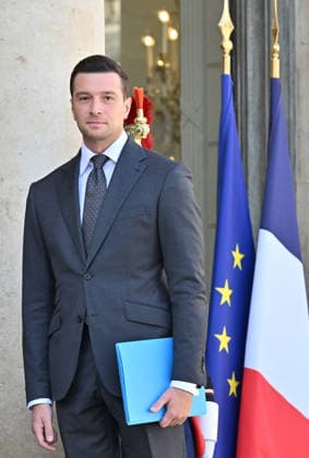 Jordan Bardella, president of the National Rally (RN). Party leaders are arriving at the Élysée Palace for a Saint Denis-style meeting with Emmanuel Macron, President of the French Republic. The so-called Saint Denis-style format refers to a meeting between the head of state and all the leaders of parties represented in Parliament, with the goal of finding avenues for political compromise. Paris, September 18, 2026. Christian Liewig, Bestimage. Party leaders are arriving at the Élysée Palace for a Saint Denis format meeting with Emmanuel Macron, President of the French Republic. The so-called Saint Denis format refers to a meeting between the Head of State and all party leaders represented in Parliament, aimed at finding avenues fo  Copyright: xChristianxLiewigx xBestimagexChristianxLiewigx xBestimagex