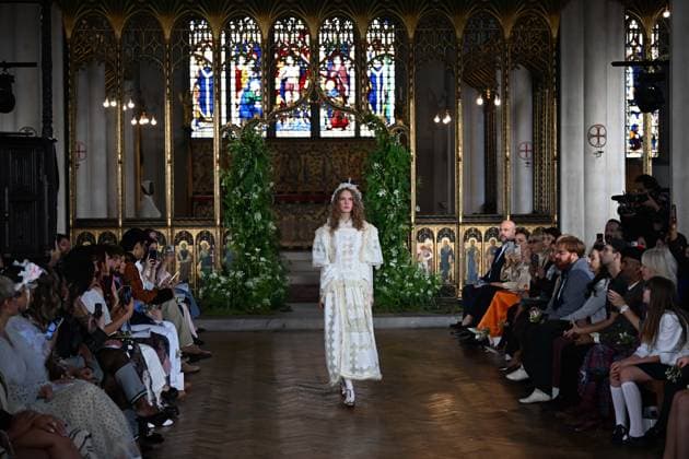 London Fashion Week LONDON, UNITED KINGDOM - SEPTEMBER 18: Models showcase creations by Turkish fashion designer Bora Aksu from his Spring Summer 2027 (SS27) collection during London Fashion Week at St Cyprian s Church in London, United Kingdom on September 18, 2026. Rasid Necati Aslim Anadolu London United Kingdom. Editorial use only. Please get in touch for any other usage.  Copyright: x2026xAnadoluxRasidxNecatixAslimx