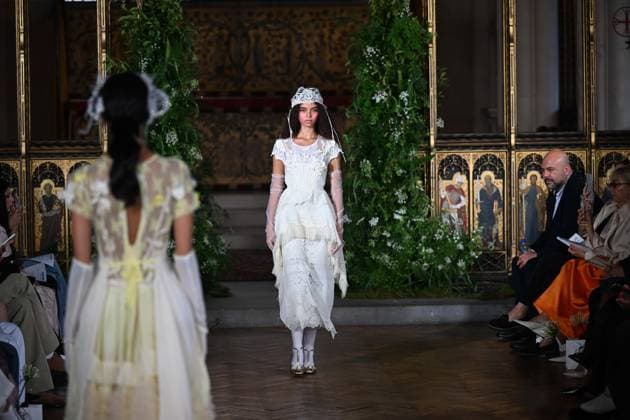 London Fashion Week LONDON, UNITED KINGDOM - SEPTEMBER 18: Models showcase creations by Turkish fashion designer Bora Aksu from his Spring Summer 2027 (SS27) collection during London Fashion Week at St Cyprian s Church in London, United Kingdom on September 18, 2026. Rasid Necati Aslim Anadolu London United Kingdom. Editorial use only. Please get in touch for any other usage.  Copyright: x2026xAnadoluxRasidxNecatixAslimx