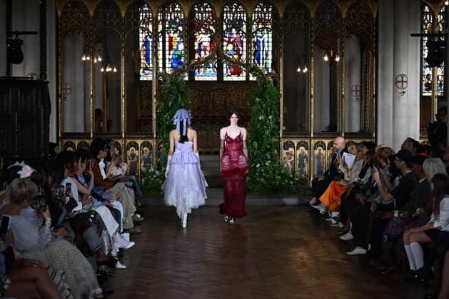 London Fashion Week LONDON, UNITED KINGDOM - SEPTEMBER 18: Models showcase creations by Turkish fashion designer Bora Aksu from his Spring Summer 2027 (SS27) collection during London Fashion Week at St Cyprian s Church in London, United Kingdom on September 18, 2026. Rasid Necati Aslim Anadolu London United Kingdom. Editorial use only. Please get in touch for any other usage.  Copyright: x2026xAnadoluxRasidxNecatixAslimx