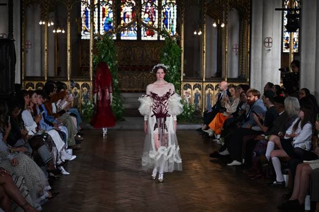 London Fashion Week LONDON, UNITED KINGDOM - SEPTEMBER 18: Models showcase creations by Turkish fashion designer Bora Aksu from his Spring Summer 2027 (SS27) collection during London Fashion Week at St Cyprian s Church in London, United Kingdom on September 18, 2026. Rasid Necati Aslim Anadolu London United Kingdom. Editorial use only. Please get in touch for any other usage.  Copyright: x2026xAnadoluxRasidxNecatixAslimx