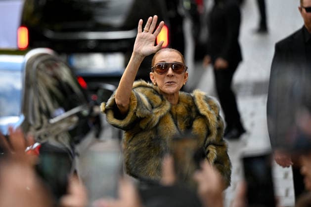Celine Dion Leaves Her Hotel - Paris Celine Dion she spend time with fans before going to the venue, at hotel Royal Monceau in Paris, France on September 18, 2026. Photo by Lionel Urman ABACAPRESS.COM Paris France  Copyright: xUrmanxLionel ABACAx