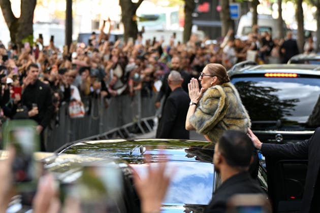 Celine Dion in front of the Royal Monceau in Paris. Celine Dion spent time with fans before heading to the venue, the Royal Monceau hotel in Paris, France. 459761 2026 09 18 Paris, France. Dion, Céline  Copyright: xL.Urmanx xStarfacex STAR_459761_016