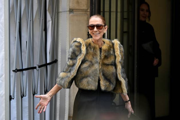 Celine Dion in front of the Royal Monceau in Paris. Celine Dion spent time with fans before heading to the venue, the Royal Monceau Hotel in Paris, France. 459761 2026 09 18 Paris, France. Dion, Céline  Copyright: xL.Urmanx xStarfacex STAR_459761_003