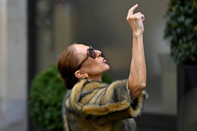 Celine Dion in front of the Royal Monceau in Paris. Celine Dion spent time with fans before heading to the venue, the Royal Monceau Hotel in Paris, France. 459761 2026 09 18 Paris, France. Dion, Céline  Copyright: xL.Urmanx xStarfacex STAR_459761_006