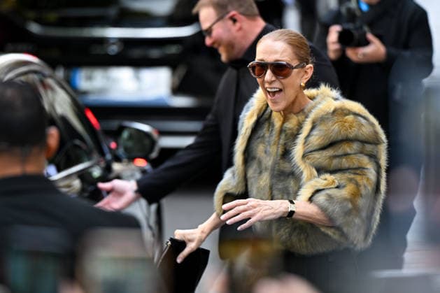 Celine Dion in front of the Royal Monceau in Paris. Celine Dion spent time with fans before heading to the venue, the Royal Monceau Hotel in Paris, France. 459761 2026 09 18 Paris, France. Dion, Céline  Copyright: xL.Urmanx xStarfacex STAR_459761_010