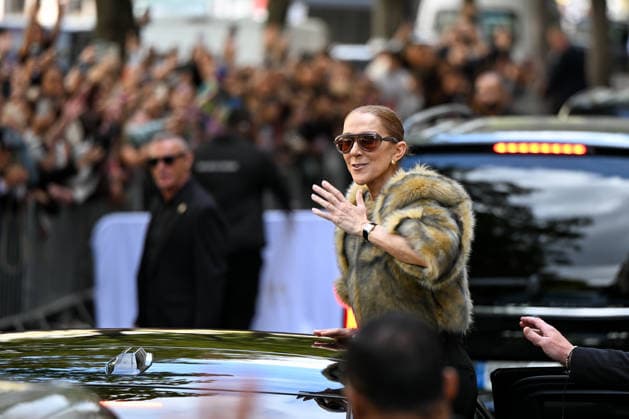 Celine Dion in front of the Royal Monceau in Paris. Celine Dion spent time with fans before heading to the venue, the Royal Monceau Hotel in Paris, France. 459761 2026 09 18 Paris, France. Dion, Céline  Copyright: xL.Urmanx xStarfacex STAR_459761_011