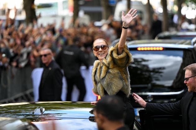 Celine Dion in front of the Royal Monceau in Paris. Celine Dion spent time with fans before heading to the venue, the Royal Monceau Hotel in Paris, France. 459761 2026 09 18 Paris, France. Dion, Céline  Copyright: xL.Urmanx xStarfacex STAR_459761_012