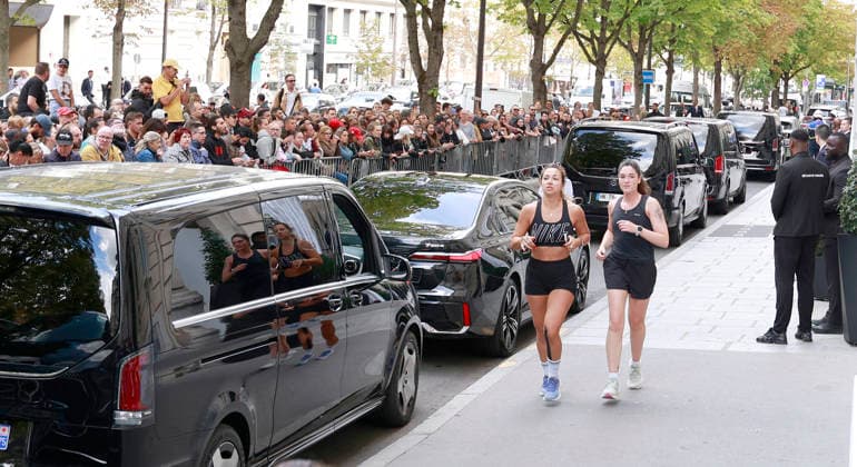 Céline Dion was cheered by her fans as she left the Royal Monceau Hotel in Paris, before heading to the Plenitude Arena in Paris La Défense for her third concert, September 16, 2026 Christophe Aubert Bestimage Céline Dion is acclaimed by fans as she leaves the Royal Monceau Hotel in Paris, before heading to the Plenitude Arena at Paris La Défense for her third concert date on September 18, 2026, Paris, France  Copyright: xChristophexAubertx xBestimagexChristophexAubertx xBestimagex