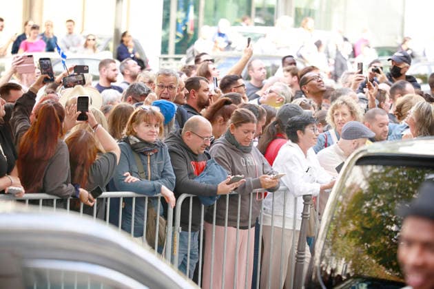 Céline Dion was cheered by her fans as she left the Royal Monceau Hotel in Paris, before heading to the Plenitude Arena in Paris La Défense for her third concert, September 16, 2026 Christophe Aubert Bestimage Céline Dion is acclaimed by fans as she leaves the Royal Monceau Hotel in Paris, before heading to the Plenitude Arena at Paris La Défense for her third concert date on September 18, 2026, Paris, France  Copyright: xChristophexAubertx xBestimagexChristophexAubertx xBestimagex