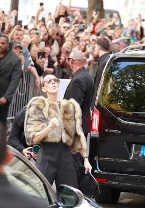 Céline Dion was cheered by her fans as she left the Royal Monceau Hotel in Paris, before heading to the Plenitude Arena in Paris La Défense for her third concert, September 16, 2026 Christophe Aubert Bestimage Céline Dion is acclaimed by fans as she leaves the Royal Monceau Hotel in Paris, before heading to the Plenitude Arena at Paris La Défense for her third concert date on September 18, 2026, Paris, France  Copyright: xChristophexAubertx xBestimagexChristophexAubertx xBestimagex