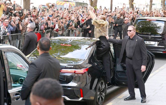 Céline Dion was cheered by her fans as she left the Royal Monceau Hotel in Paris, before heading to the Plenitude Arena in Paris La Défense for her third concert, September 16, 2026 Christophe Aubert Bestimage Céline Dion is acclaimed by fans as she leaves the Royal Monceau Hotel in Paris, before heading to the Plenitude Arena at Paris La Défense for her third concert date on September 18, 2026, Paris, France  Copyright: xChristophexAubertx xBestimagexChristophexAubertx xBestimagex