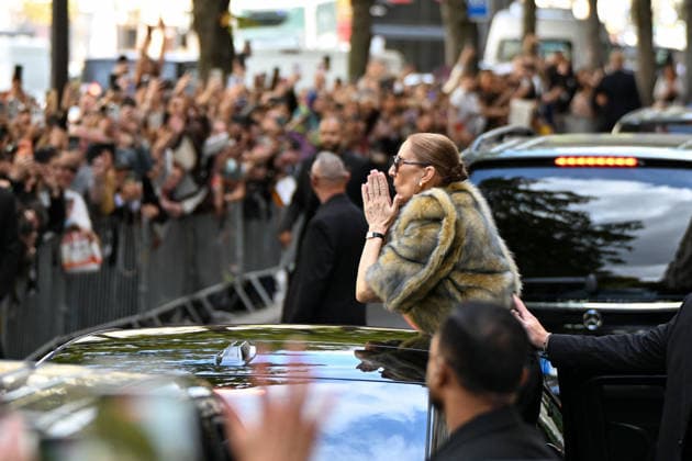 Céline Dion was cheered by her fans as she left the Royal Monceau Hotel in Paris, before heading to the Plenitude Arena at Paris La Défense for her third concert, September 16, 2026 Lionel Urman Bestimage Céline Dion is cheered by fans as she leaves the Royal Monceau Hotel in Paris, before heading to the Plenitude Arena at Paris La Défense for her third concert date on September 18, 2026, Paris, France  Copyright: xLIONELxURMANxx xBESTIMAGExLIONELxURMANxx xBESTIMAGEx