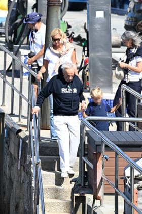 King Juan Carlos Goes Sailing with the Zurita Family in Sanxenxo: María Zurita with her father, Carlos Zurita, and her son Carlitos boarding the boat on September 18, 2026, in Madrid, Spain FAMILY ROYALTY KING ZURITA BOAT OR Sanxenxo Sanxenxo Spain  Copyright: xOscarxOrtizx 7784012