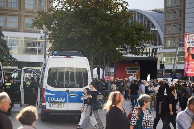 Campaign Wrap-Up: Die Linke ** FOR EDITORIAL USE ONLY ** EDITORIAL USE ONLY ** p Police officers secure the closing campaign rally of the Bündnis Sahra Wagenknecht (BSW) party on Alexanderplatz. This coming Sunday, a new House of Representatives will be elected. Germany, Berlin. Copyright JörgxCarstensen Copyright: JörgxCarstensen doc87nny664r8joft74hv6 ,EDITORIAL USE ONLY Copyright: JörgxCarstensen