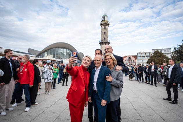 Current SPD Minister Presidents Olaf Lies, Anke Rehlinger, Manuela Schwesig, Dietmar Woidke, and Hamburg’s First Mayor Peter Tschentscher gathered in Warnemünde for the SPD’s closing rally at the Warnemünde Lighthouse ahead of the state election in Mecklenburg-Western Pomerania, Rostock-Warnemünde, Mecklenburg-Western Pomerania, Germany, Lighthouse