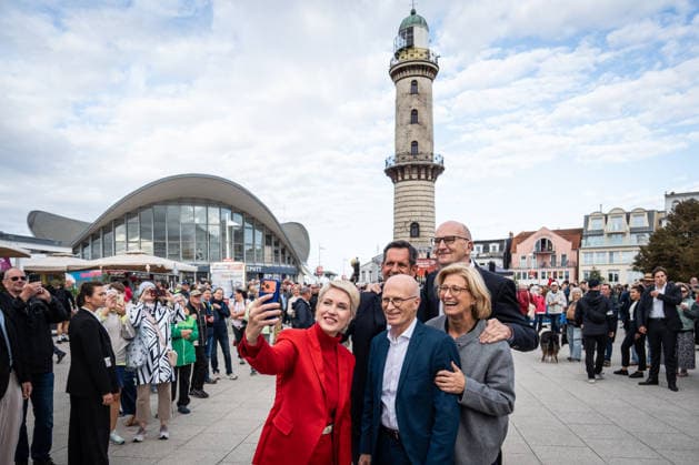 Current SPD Minister Presidents Olaf Lies, Anke Rehlinger, Manuela Schwesig, Dietmar Woidke, and Hamburg’s First Mayor Peter Tschentscher gathered in Warnemünde for the SPD’s closing rally at the Warnemünde Lighthouse ahead of the state election in Mecklenburg-Western Pomerania, Rostock-Warnemünde, Mecklenburg-Western Pomerania, Germany, Lighthouse