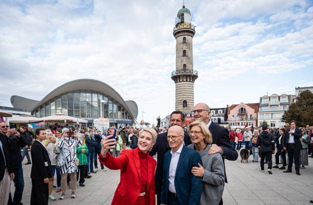 Current SPD Minister Presidents Olaf Lies, Anke Rehlinger, Manuela Schwesig, Dietmar Woidke, and Hamburg’s First Mayor Peter Tschentscher gathered in Warnemünde for the SPD’s closing rally at the Warnemünde Lighthouse ahead of the state election in Mecklenburg-Western Pomerania, Rostock-Warnemünde, Mecklenburg-Western Pomerania, Germany, Lighthouse